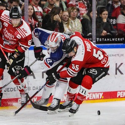 Spielsituation mit Stanislav Dietz und Carter Proft von den Kölner Haien und Oliver Mebus aus Nürnberg.