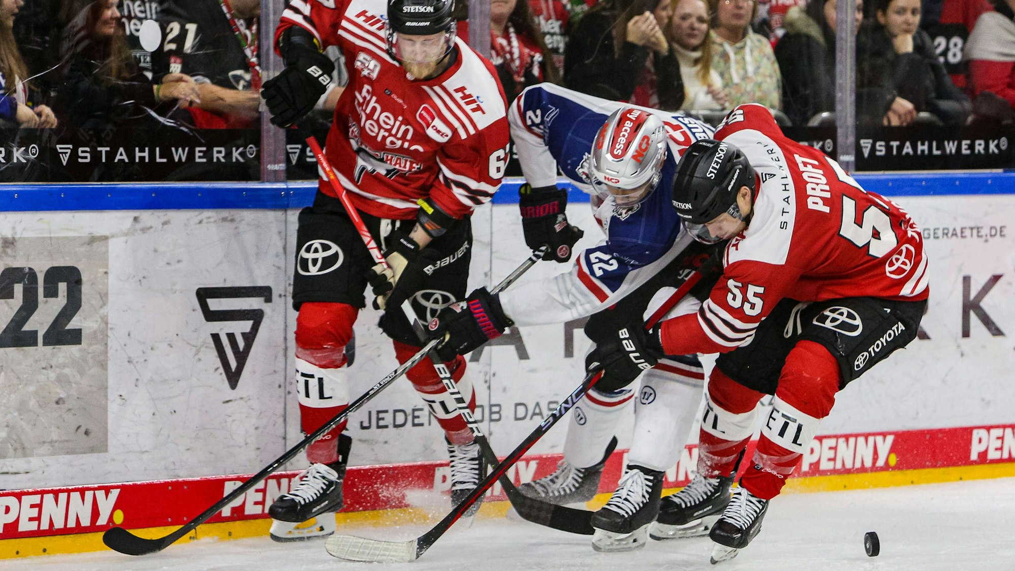 Spielsituation mit Stanislav Dietz und Carter Proft von den Kölner Haien und Oliver Mebus aus Nürnberg.