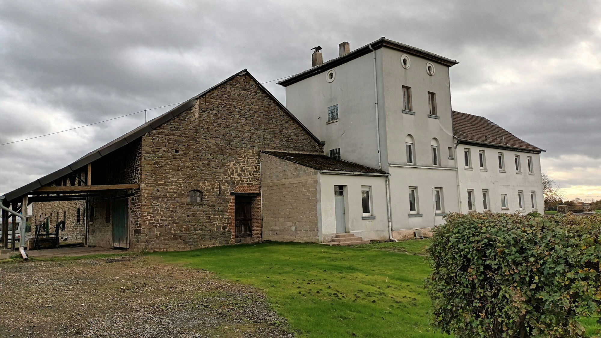 Das alte Rittergut Haus Freiheit in Lohmar-Inger besteht aus einem Anbau aus Backsteinen und einem Haupthaus.