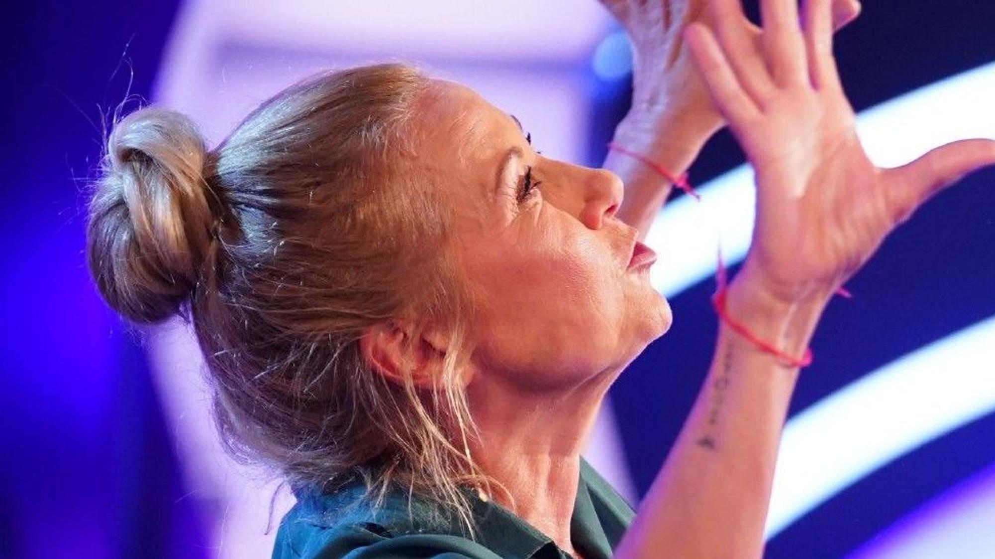 Andrea Kiewel gestikuliert im TV-Studio von RTL.