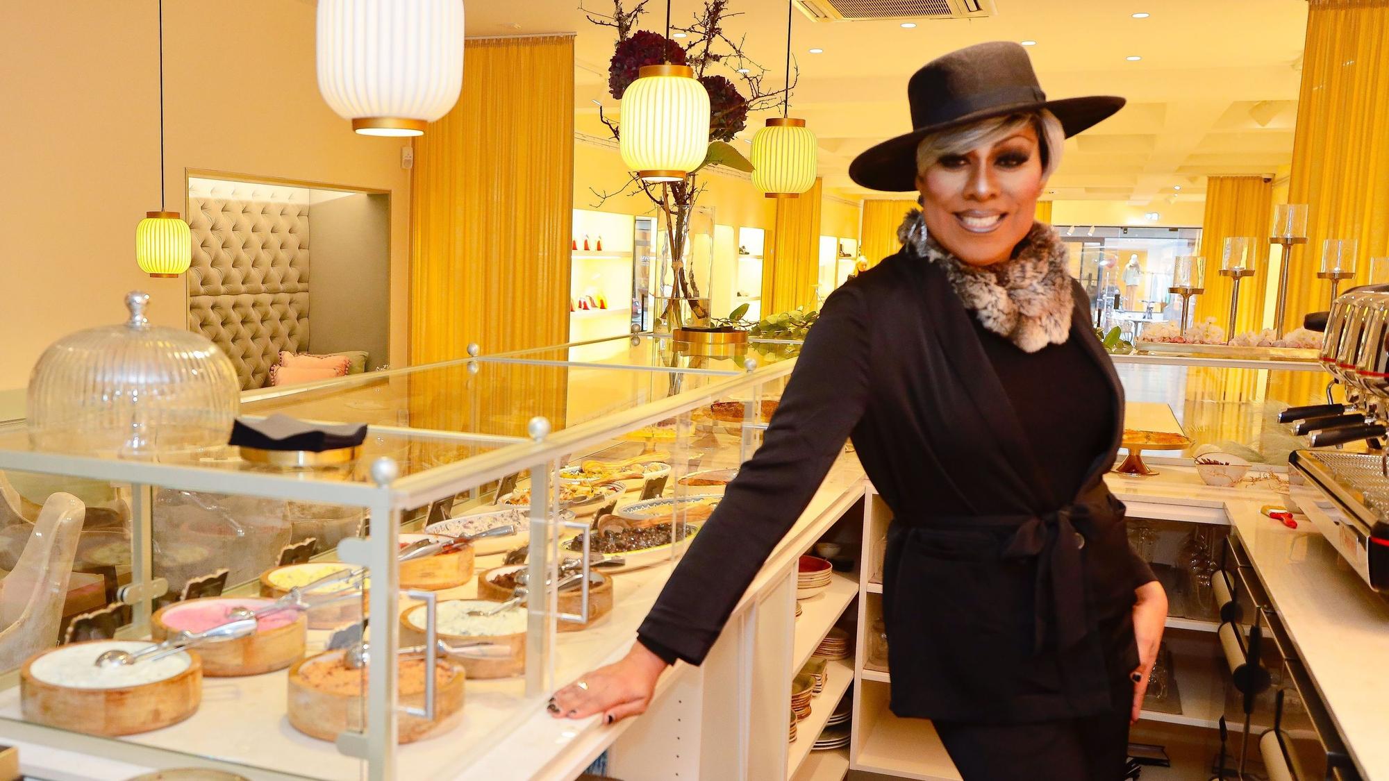 17.11.2022, Köln: Travestie Star Catherrine Leclery im neueröffneten Cafe" Catherrine im Apropos" in der Kölner Mittelstrasse:Dirk Borm