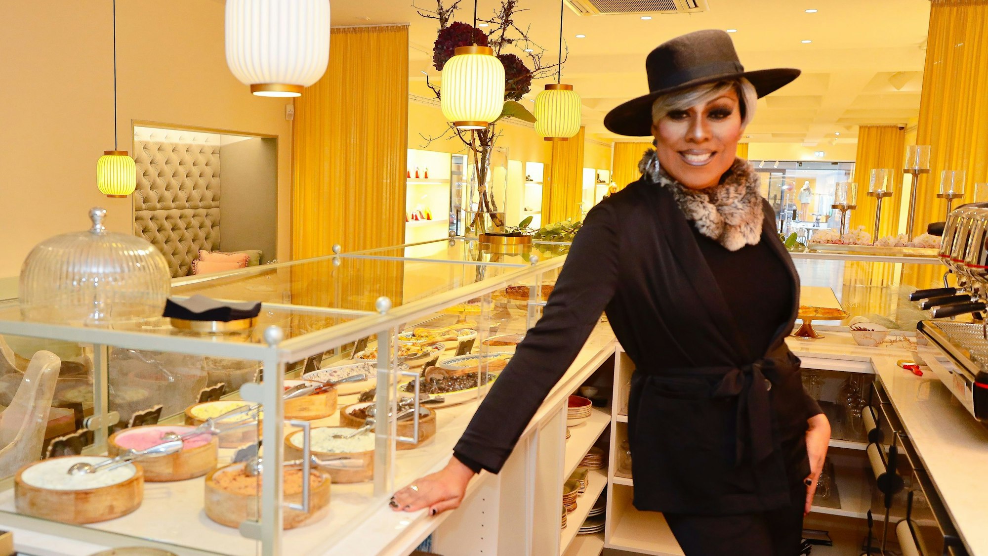 17.11.2022, Köln: Travestie Star Catherrine Leclery im neueröffneten Cafe" Catherrine im Apropos" in der Kölner Mittelstrasse:Dirk Borm