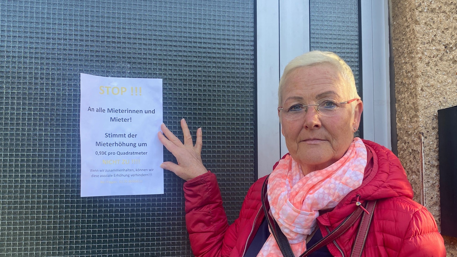 Trotz der Grünflächen wirken die Wohnhäuser der GAG in Köln-Immendorf trist. Die Wohnhäuser sind eine flache Reihenbebauung mit ockerfarbenem Rauputz an den Fassaden.