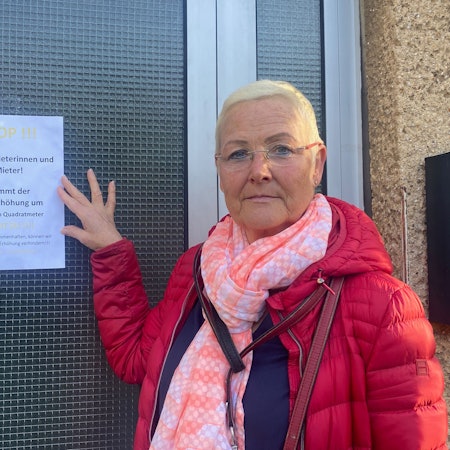 Trotz der Grünflächen wirken die Wohnhäuser der GAG in Köln-Immendorf trist. Die Wohnhäuser sind eine flache Reihenbebauung mit ockerfarbenem Rauputz an den Fassaden.