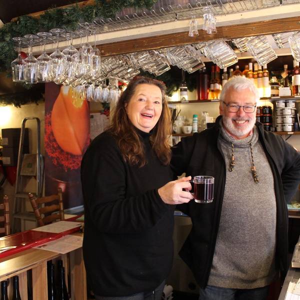 Doris und Oskar Bastian vom Weingut Bastian stehen Opladen im Bergischen Dorf in ihrer Glühweinbude.