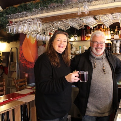 Doris und Oskar Bastian vom Weingut Bastian stehen Opladen im Bergischen Dorf in ihrer Glühweinbude.