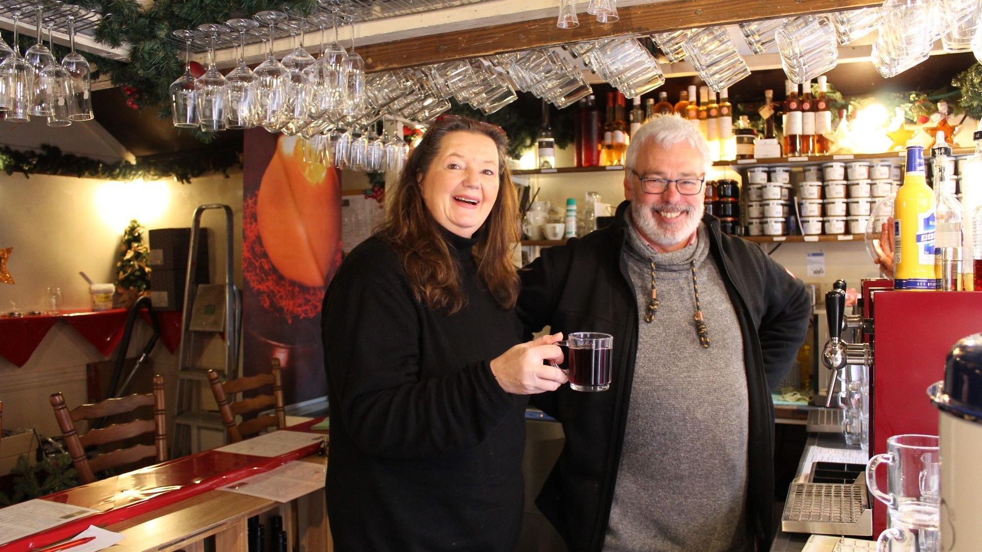 Doris und Oskar Bastian vom Weingut Bastian stehen Opladen im Bergischen Dorf in ihrer Glühweinbude.
