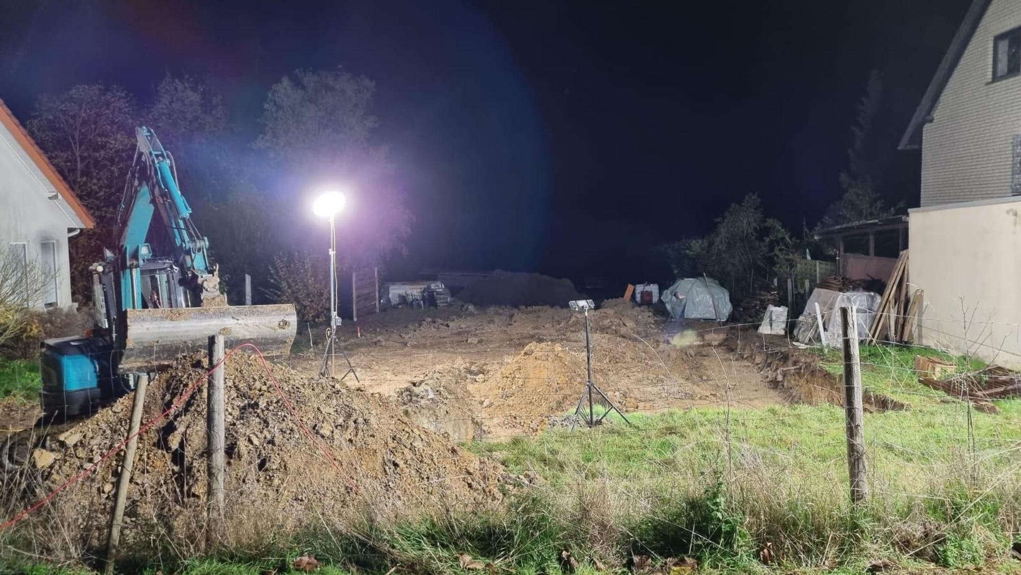 Ein Bagger und ein Scheinwerfer stehen an der Fundstelle der Bombe an der Talstraße