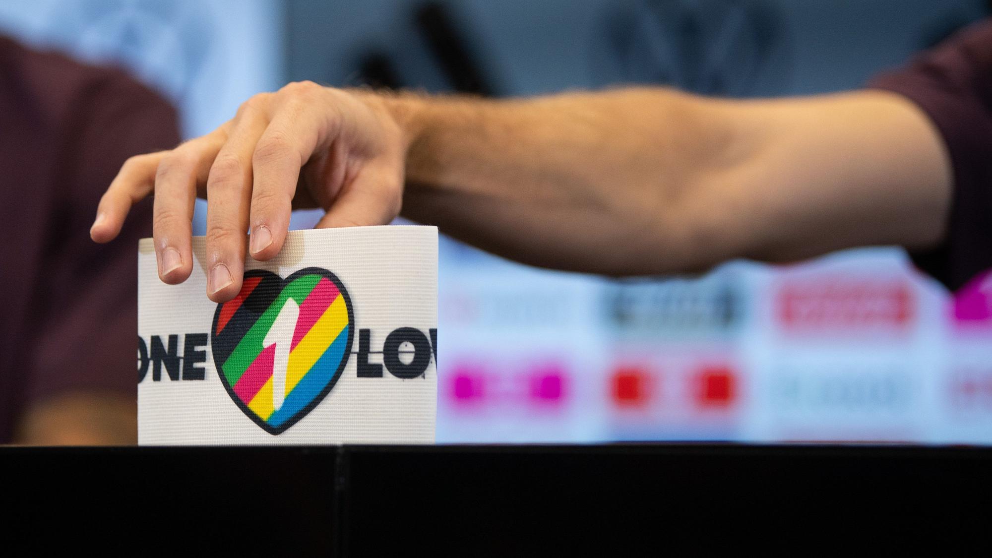 Die spezielle Kapitänsbinde als Zeichen gegen Diskriminierung und für Vielfalt.