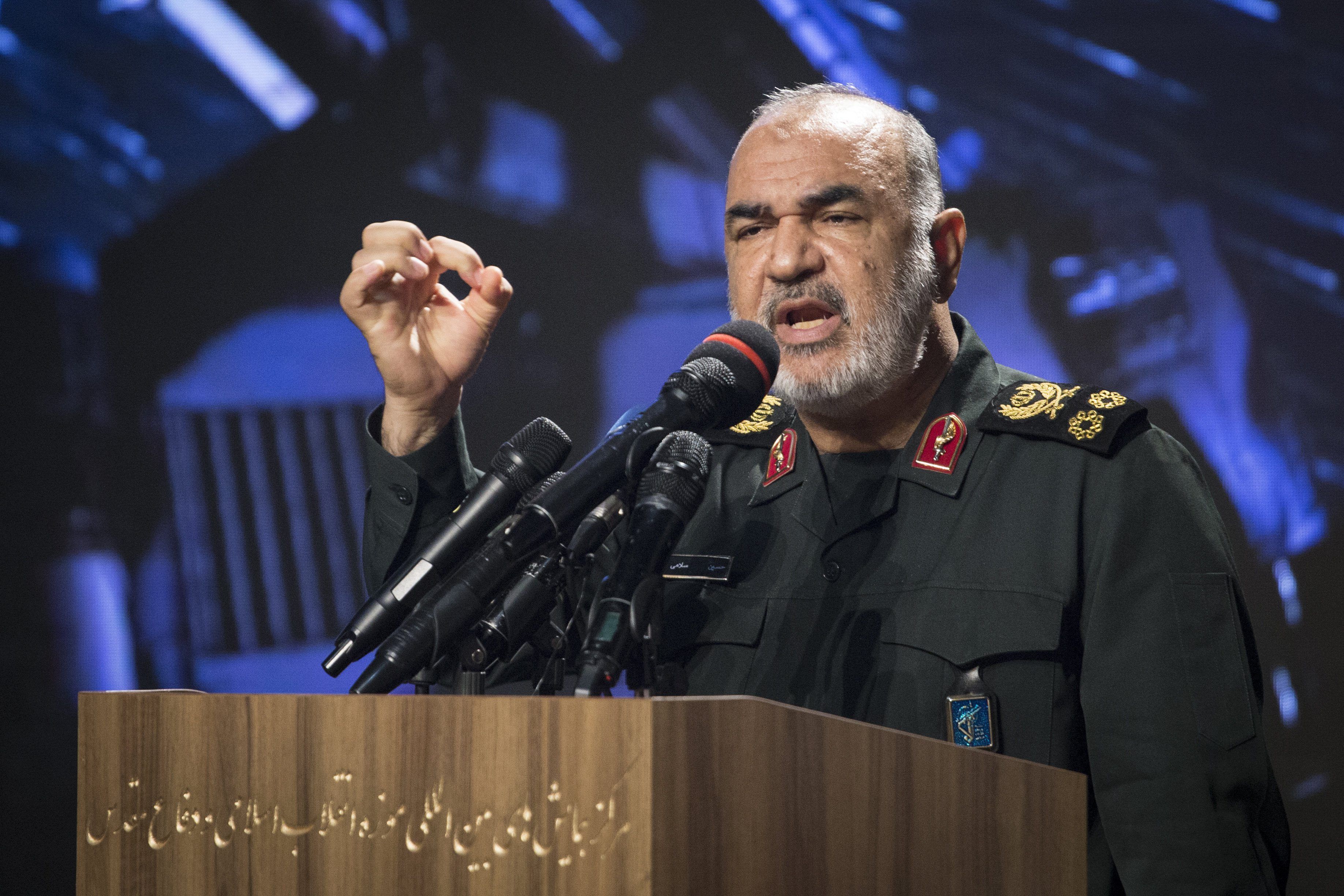 Hussein Salami, Kommandeur der iranischen Revolutionsgarden (IRGC), spricht bei der Eröffnung einer Ausstellung und steht dabei an einem Pult mit Mikrofonen.