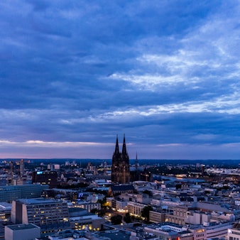 Dunkle Wolken über der Skyline von Köln.