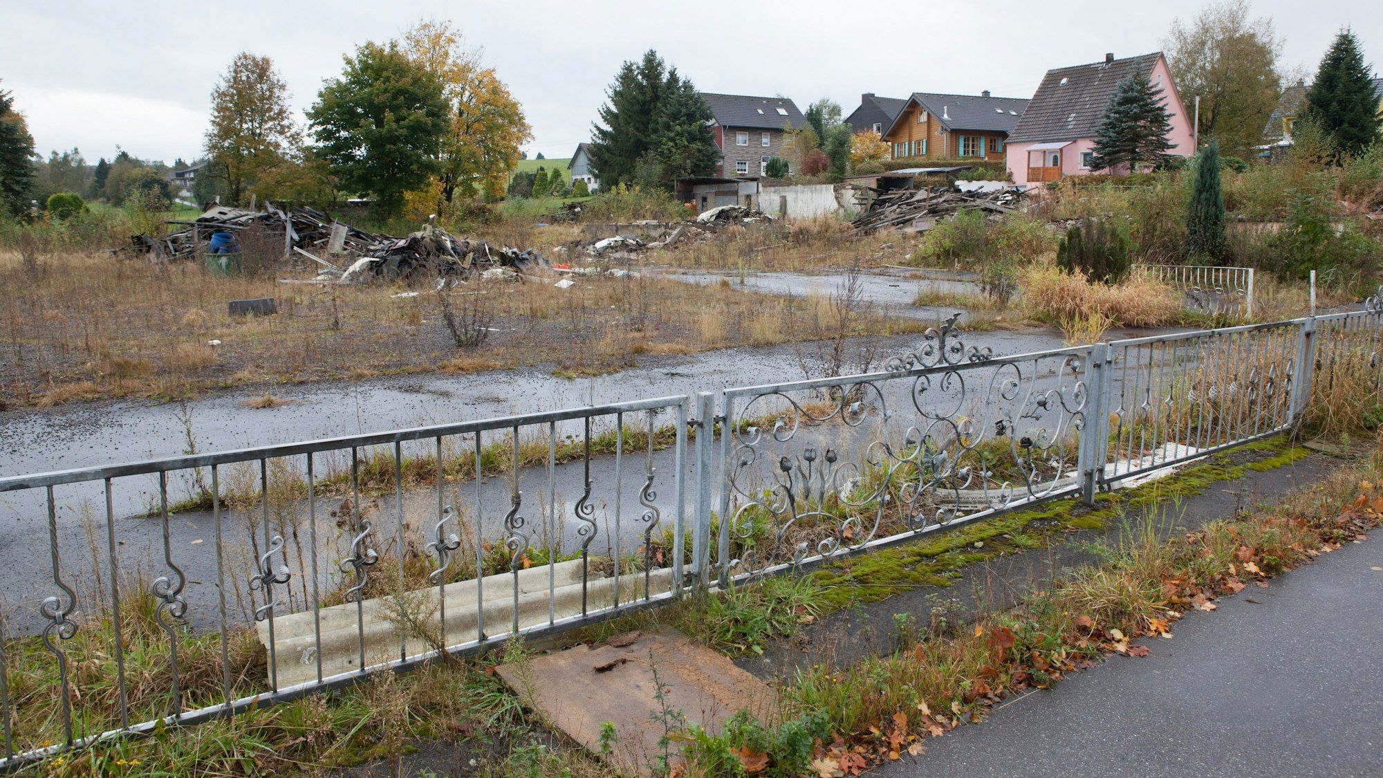 2009 brannte hier ein Haus völlig aus, die Ruine blieb bis jetzt stehen. Nun hat die städtische WEG das Areal gekauft.