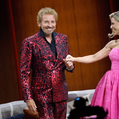 Thomas Gottschalk im roten Leoprint-Anzug und Michelle Hunziker in einem pinken Kleid stehen in der Messehalle in Friedrichshafen während der "Wetten, dass..?"-Sendung