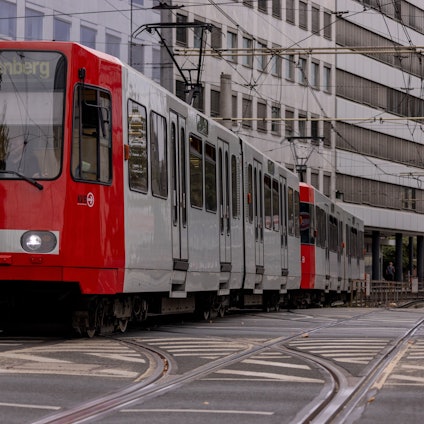 KVB Stadtbahnlinie 18 am Barbarossaplatz in Köln