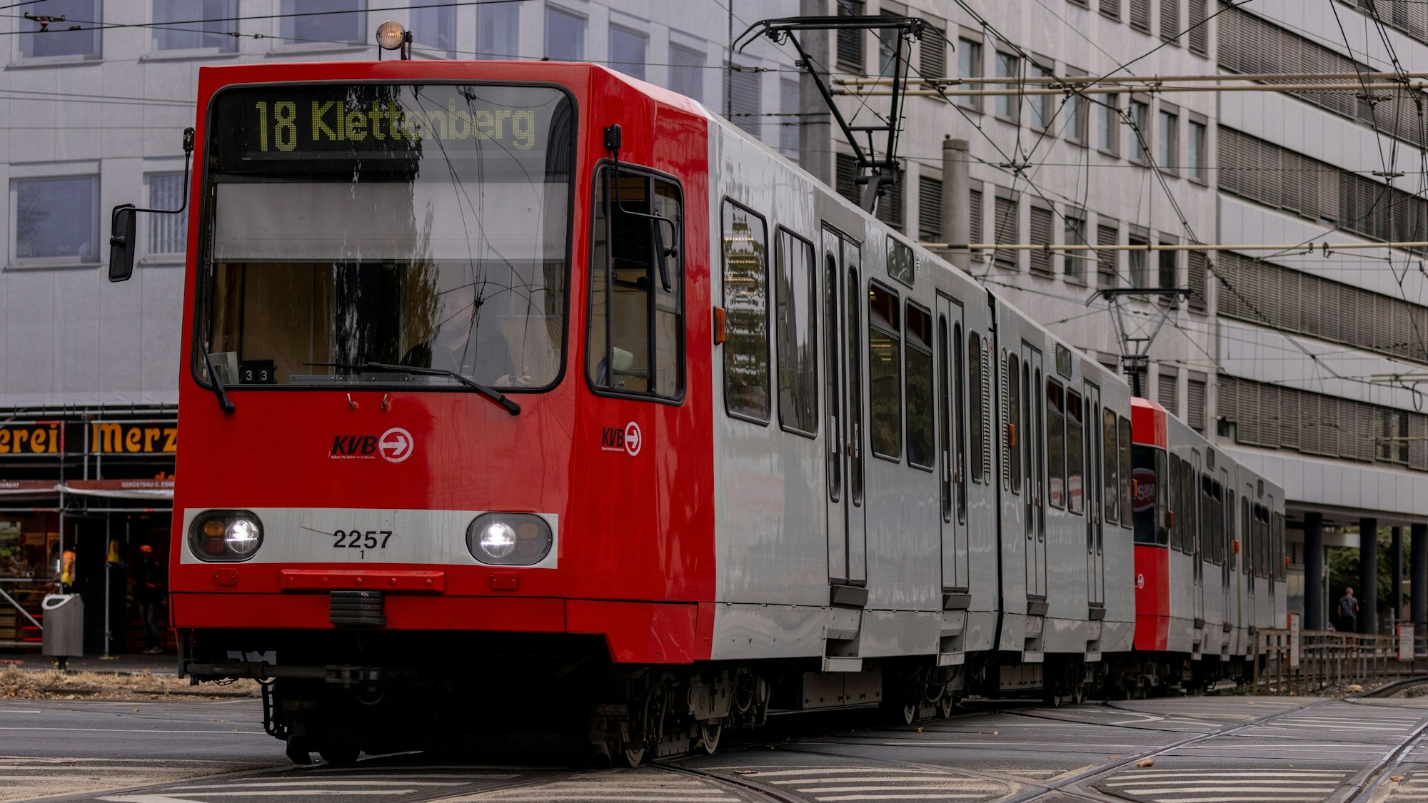 Zu sehen ist eine Bahn der Linie 18 in Köln.