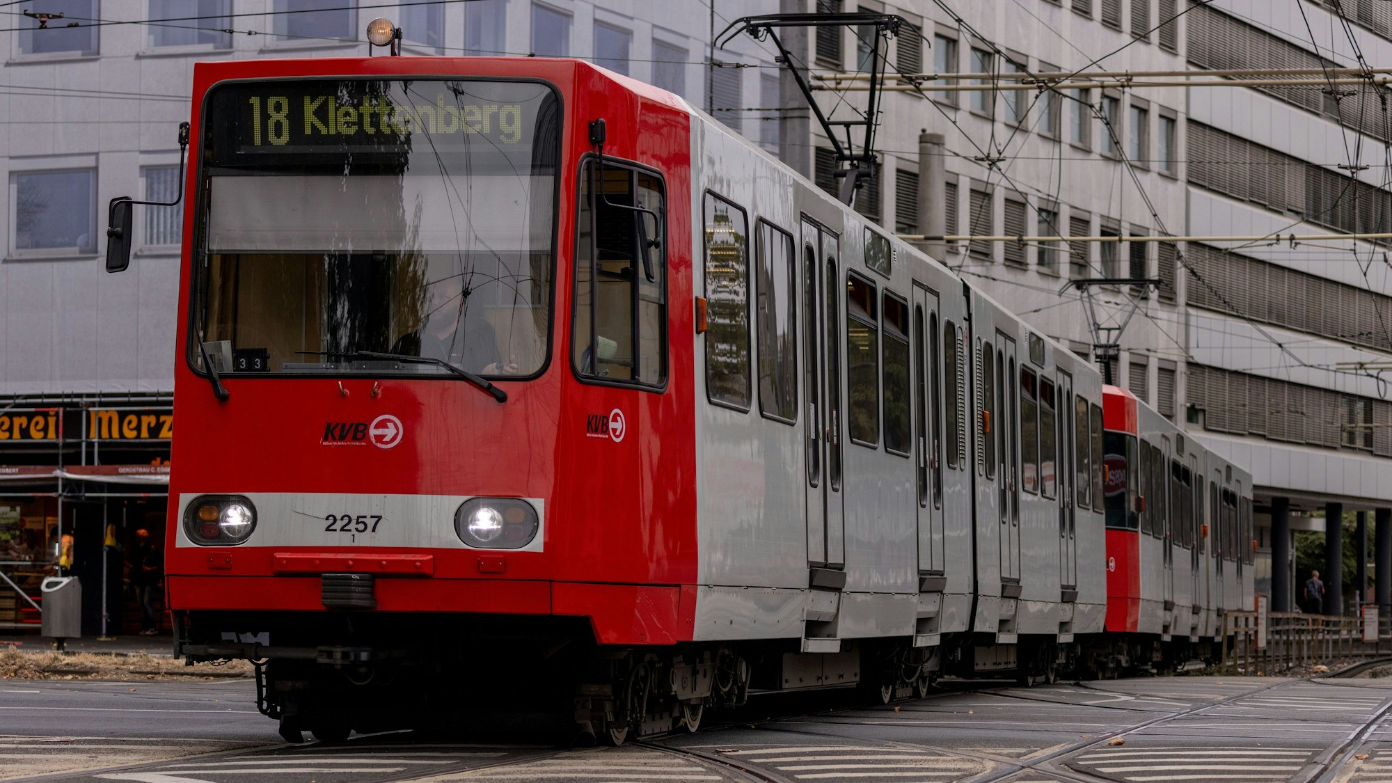 KVB Stadtbahnlinie 18 am Barbarossaplatz in Köln