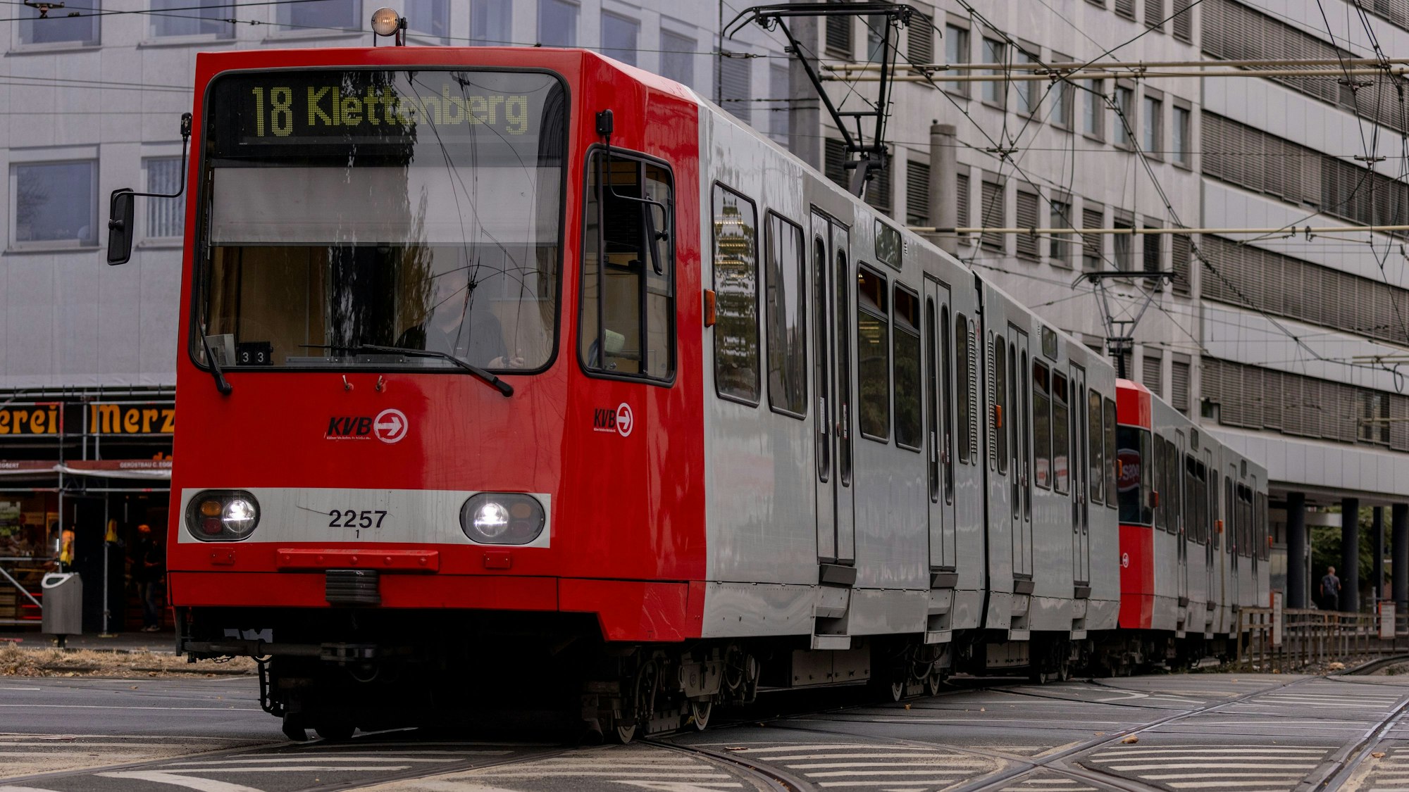 KVB Stadtbahnlinie 18 am Barbarossaplatz in Köln