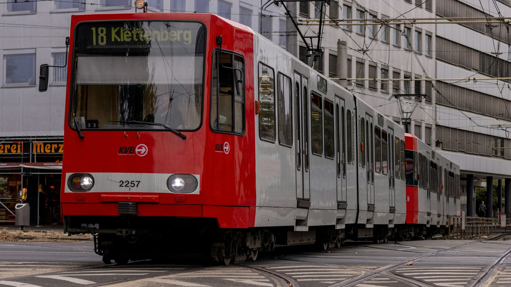 Eine KVB-Bahn fährt auf Schienen, hier am Barbarossaplatz. (Symbolbild)
