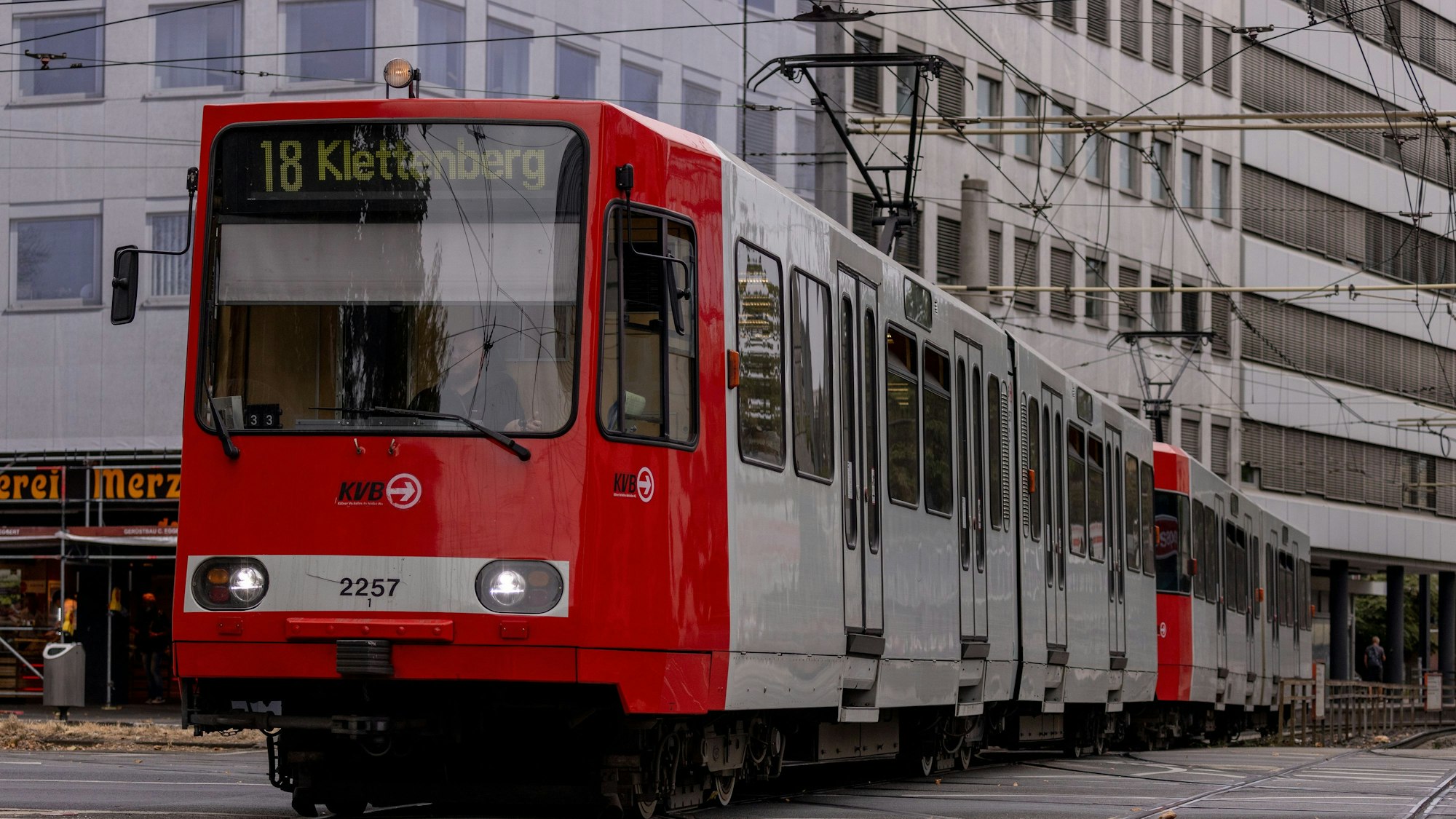 Eine Bahn der Linie 18 am Barbarossaplatz in Köln.