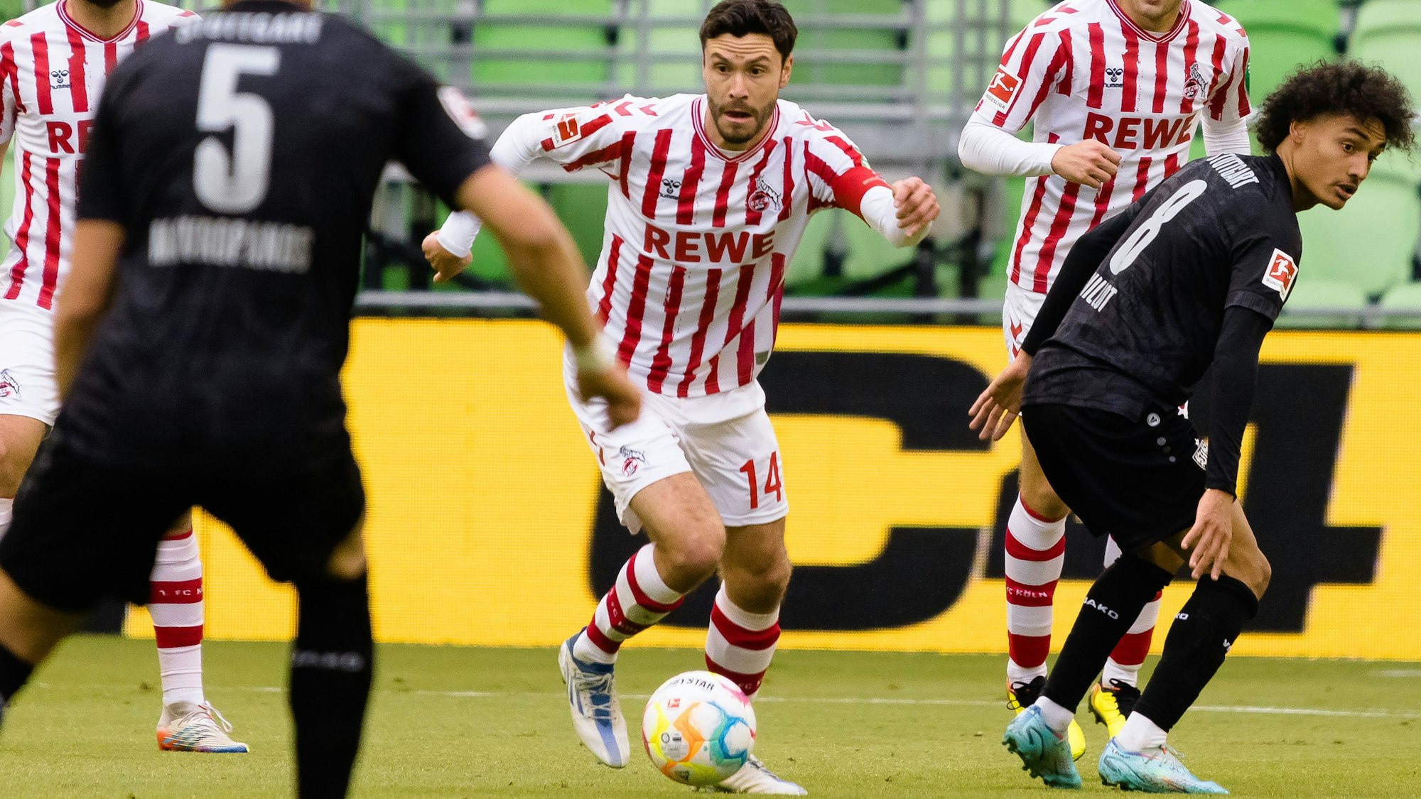 FC-Kapitän Jonas Hector führt den Ball auf dem Rasen des Q2-Stadions von Austin durch die Stuttgarter Reihen.