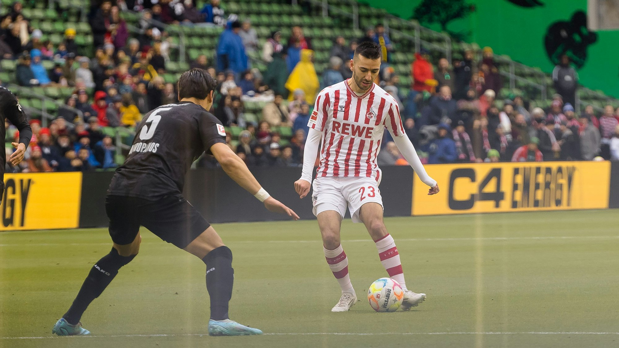 FC-Stürmer Sargis Adamyan hat den Ball am Fuß, VfB-Verteidiger Mavropanos stellt sich ihm in den Weg.