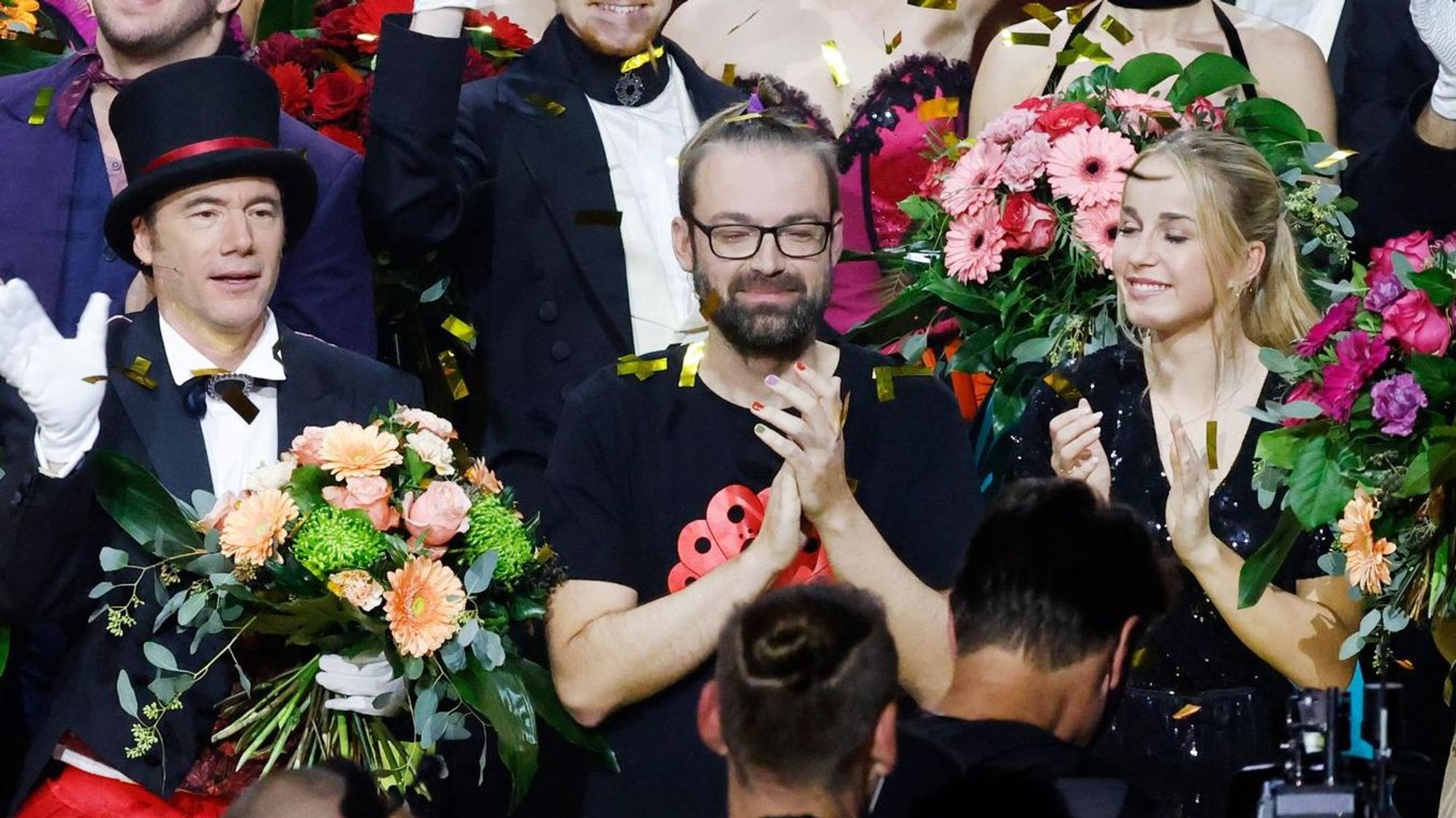 Die Teilnehmer der ZDF-Show „Wetten, dass…?“ mit Thomas Gottschalk und Michelle Hunziker haben sich zum Abschluss der Sendung zum Gruppenbild aufgestellt. Mittig im Bild ist Wettkönig Marten Reiß, links von ihm Comedian Michael „Bully“ Herbig, rechts Fußballerin Giulia Gwinn.