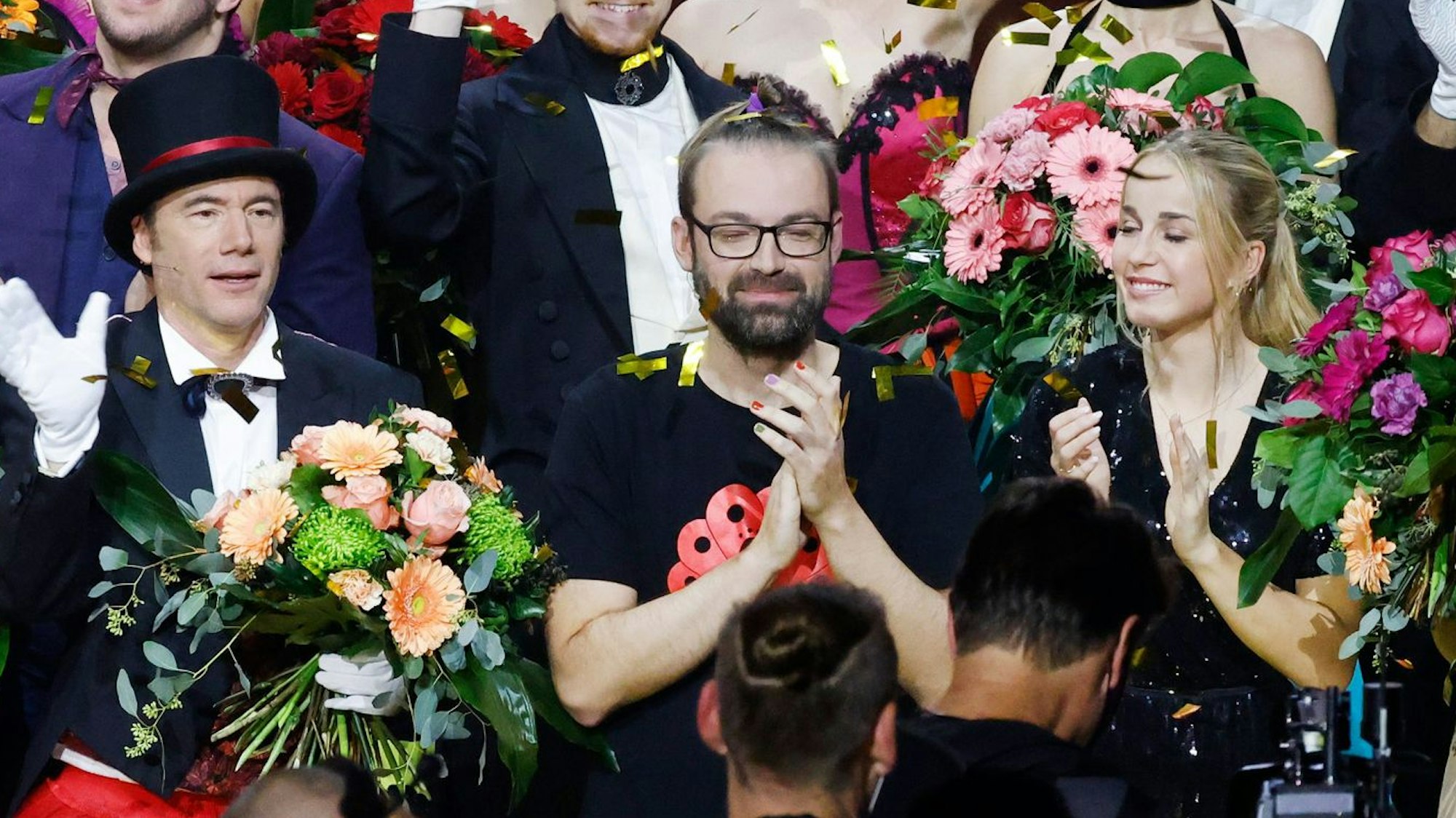 Die Teilnehmer der ZDF-Show „Wetten, dass…?“ mit Thomas Gottschalk und Michelle Hunziker haben sich zum Abschluss der Sendung zum Gruppenbild aufgestellt. Mittig im Bild ist Wettkönig Marten Reiß, links von ihm Comedian Michael „Bully“ Herbig, rechts Fußballerin Giulia Gwinn.