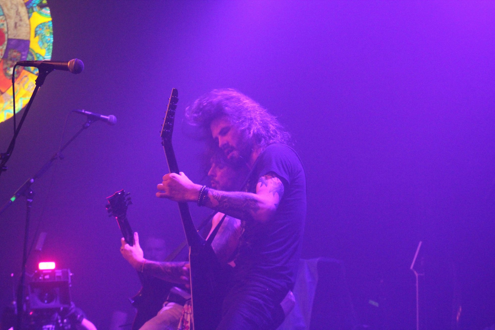 Zwei Gitarristen der Band Pripjat stehen dicht aneinander gedrängt.