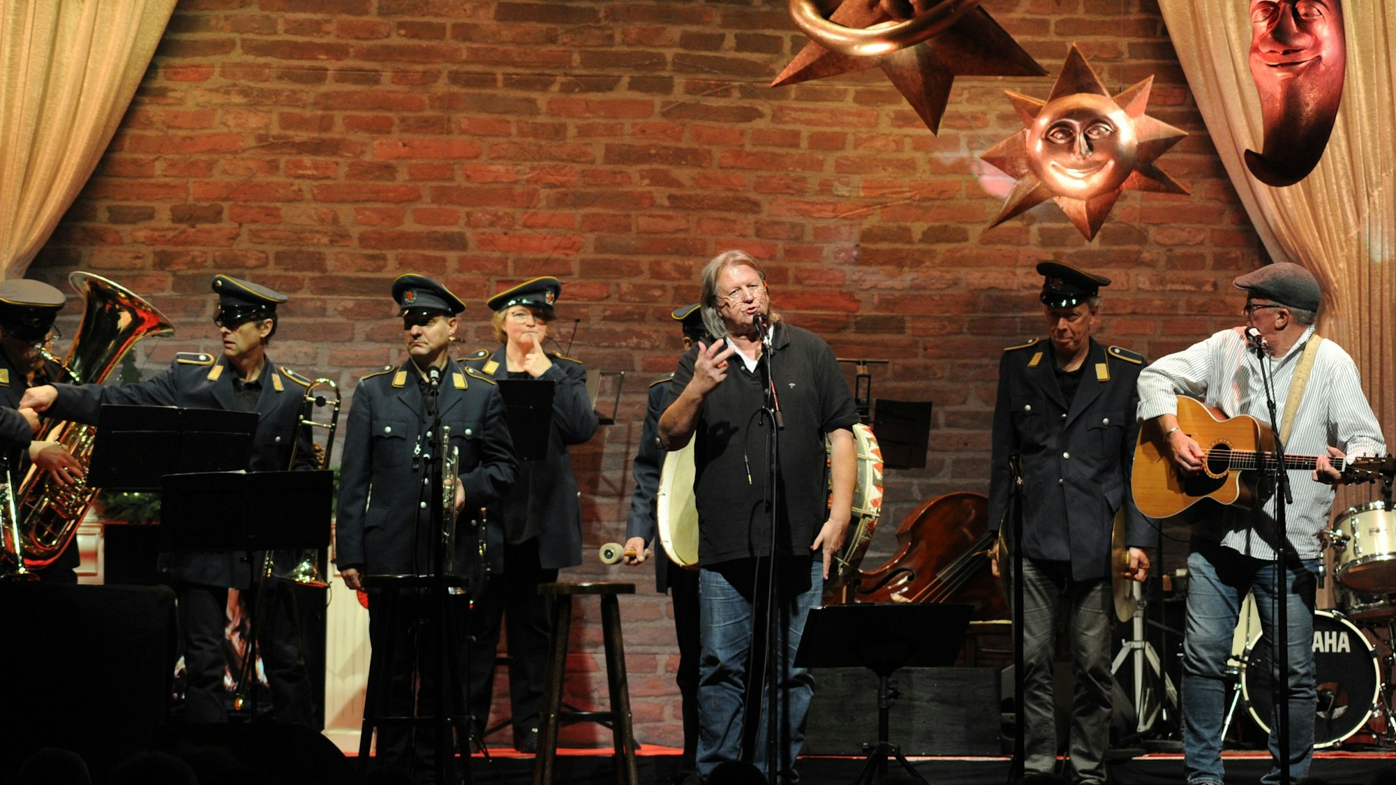 Schräge Töne: Roland Kulik und Hansgeorg Fuhrmann (r.) mit der Blaskapelle der „Freiwilligen Feuerwehr Wahn, Wahnheide und Libur“