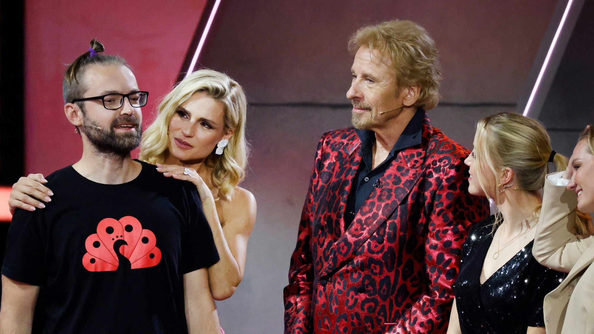 Wettkandidat Marten Reiß (l) tritt bei der ZDF-Show "Wetten, dass..?" mit Thomas Gottschalk und Michelle Hunziker bei der Wette um das Erkennen von Fingerabdrücken auf, rechts die Fußballerinnen Alexandra Popp (r.) und Giulia Gwinn.