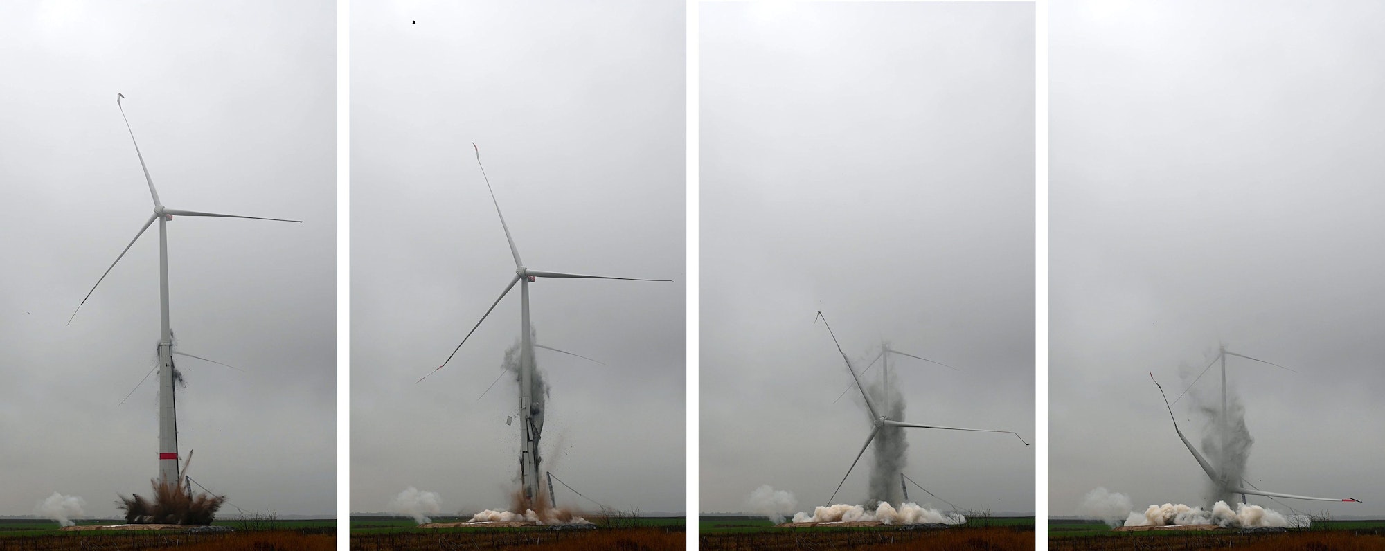 KOMBO - Ein Windrad fällt bei einer Sprengung wegen Baumängeln in sich zusammen. Wegen gravierender Schäden am Betonturm ist das neue Windrad mit einer Nabenhöhe von 164 Metern gesprengt worden.  Die Anlage gehörte zum Windpark Jüchen A44n.