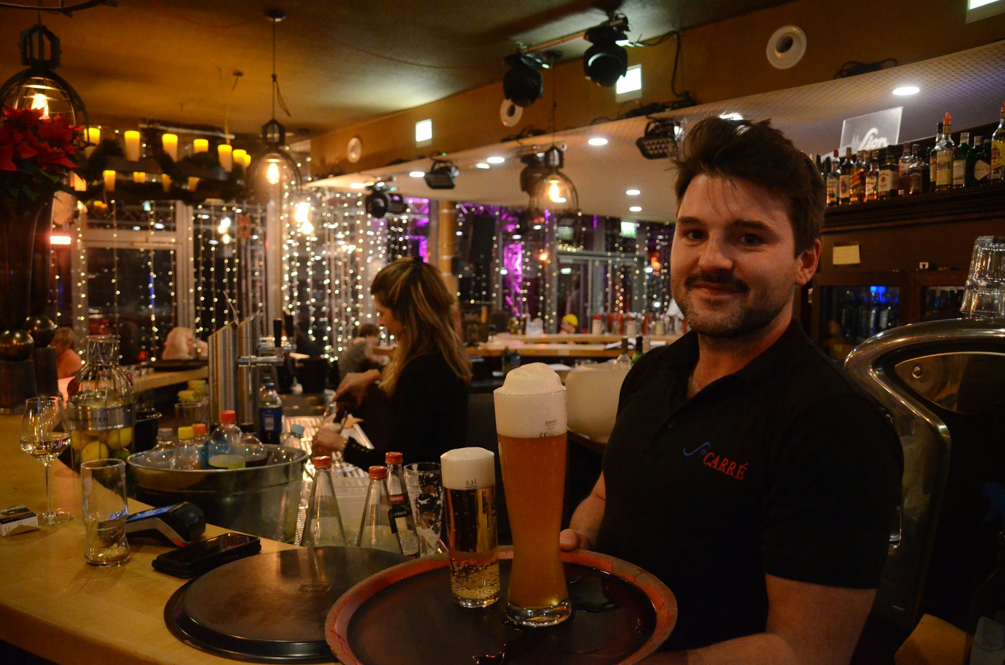 Im Sion im S-Carré in Siegburg blieb am Sonntag, 20. November, die Leinwand an der Decke. Marco Jacobs hatte die Gäste gefragt, und sie entschieden sich gegen die das Eröffnungsspiel der WM in Katar.