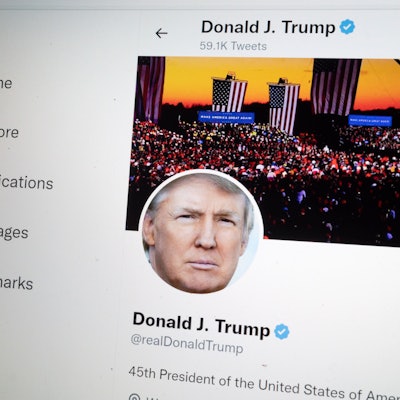 Das Bild zeigt den Account des ehemaligen US-Präsidenten Trump auf Twitter. Twitter hat den seit Anfang 2021 gesperrten Account des früheren US-Präsidenten Donald Trump anschließend wieder freigeschaltet.