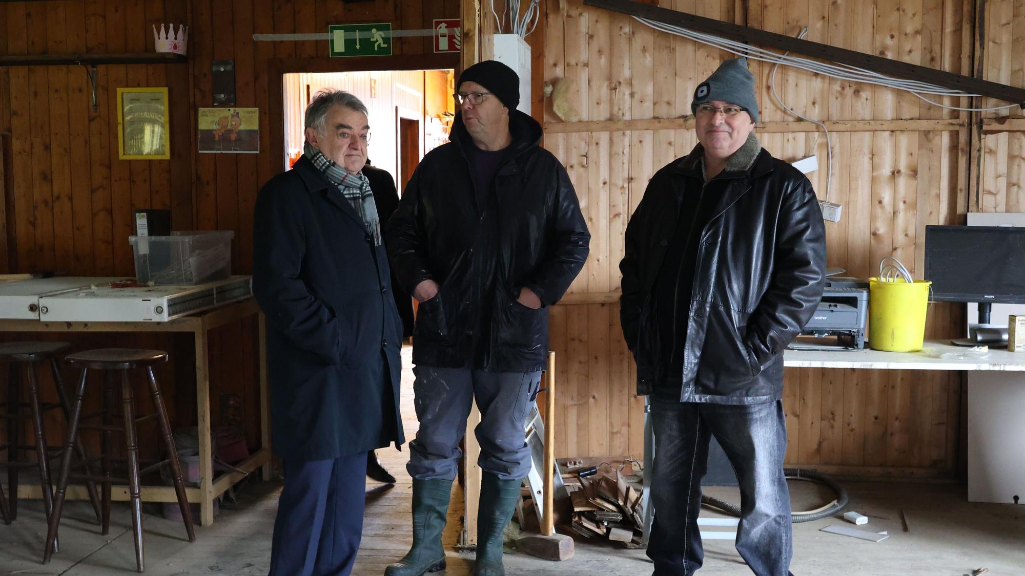 Herbert Reul, CRC-Vorsitzender Holger Münstermann und sein Stellvertreter Thomas Wieczorek stehen im damals überfluteten Vereinshaus des Campingclubs.