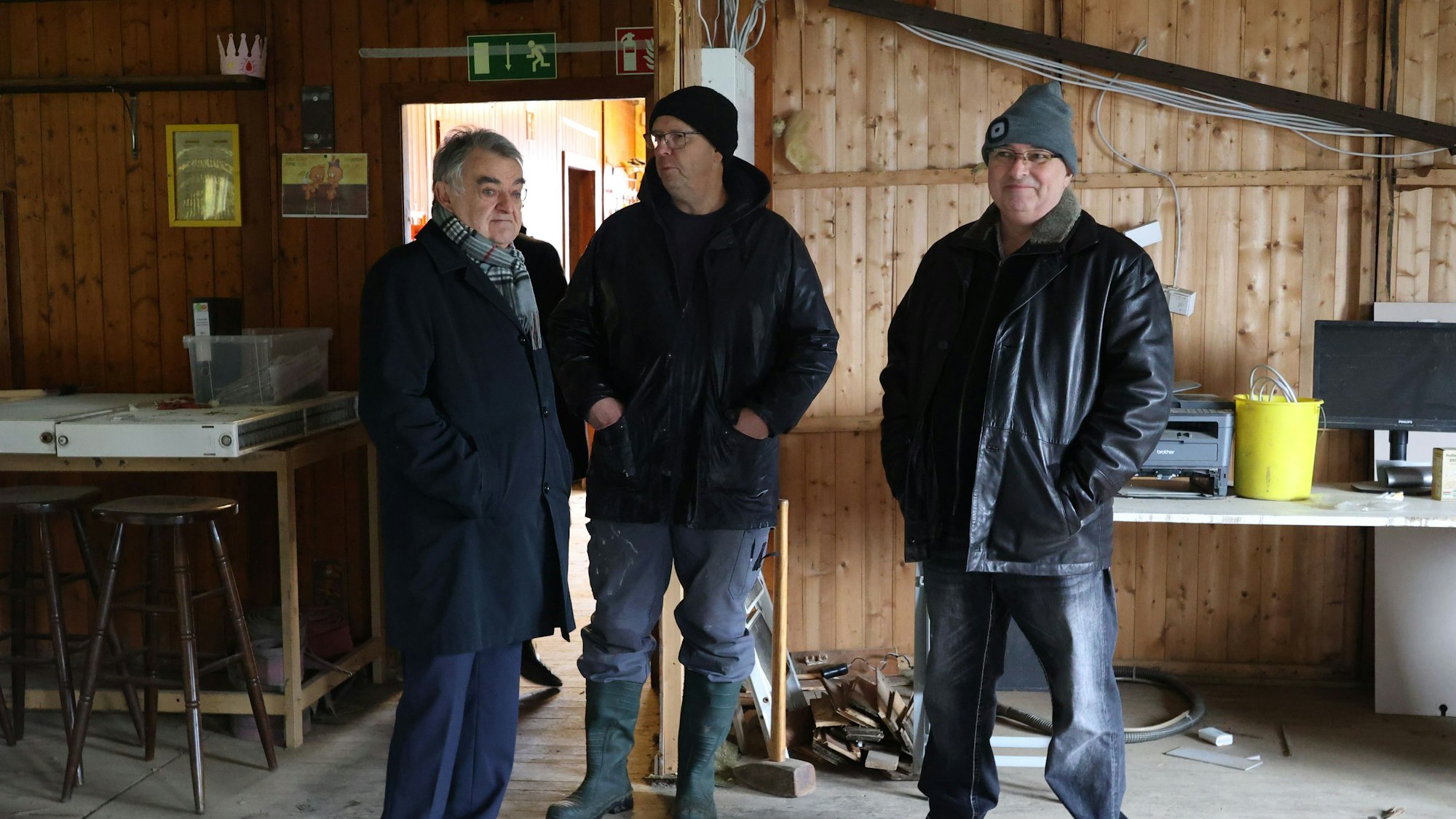 Herbert Reul, CRC-Vorsitzender Holger Münstermann und sein Stellvertreter Thomas Wieczorek stehen im damals überfluteten Vereinshaus des Campingclubs.