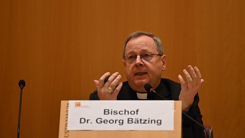 Der Vorsitzende der Deutschen Bischofskonferenz, Georg Bätzing, spricht auf einer Pressekonferenz in Rom.