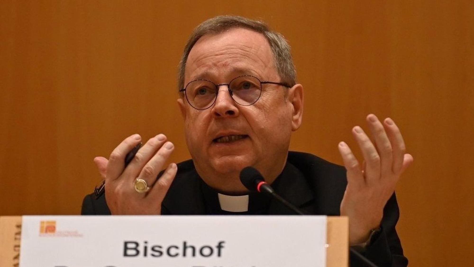 Der Vorsitzende der Deutschen Bischofskonferenz, Georg Bätzing, spricht auf einer Pressekonferenz in Rom.