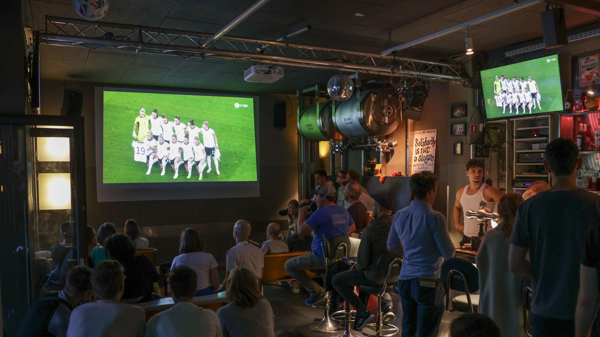In einer Bar in London sind mehrere Fußball-Fans zu sehen, die ein Spiel der Europameisterschaft 2021 sehen. (Archivfoto)