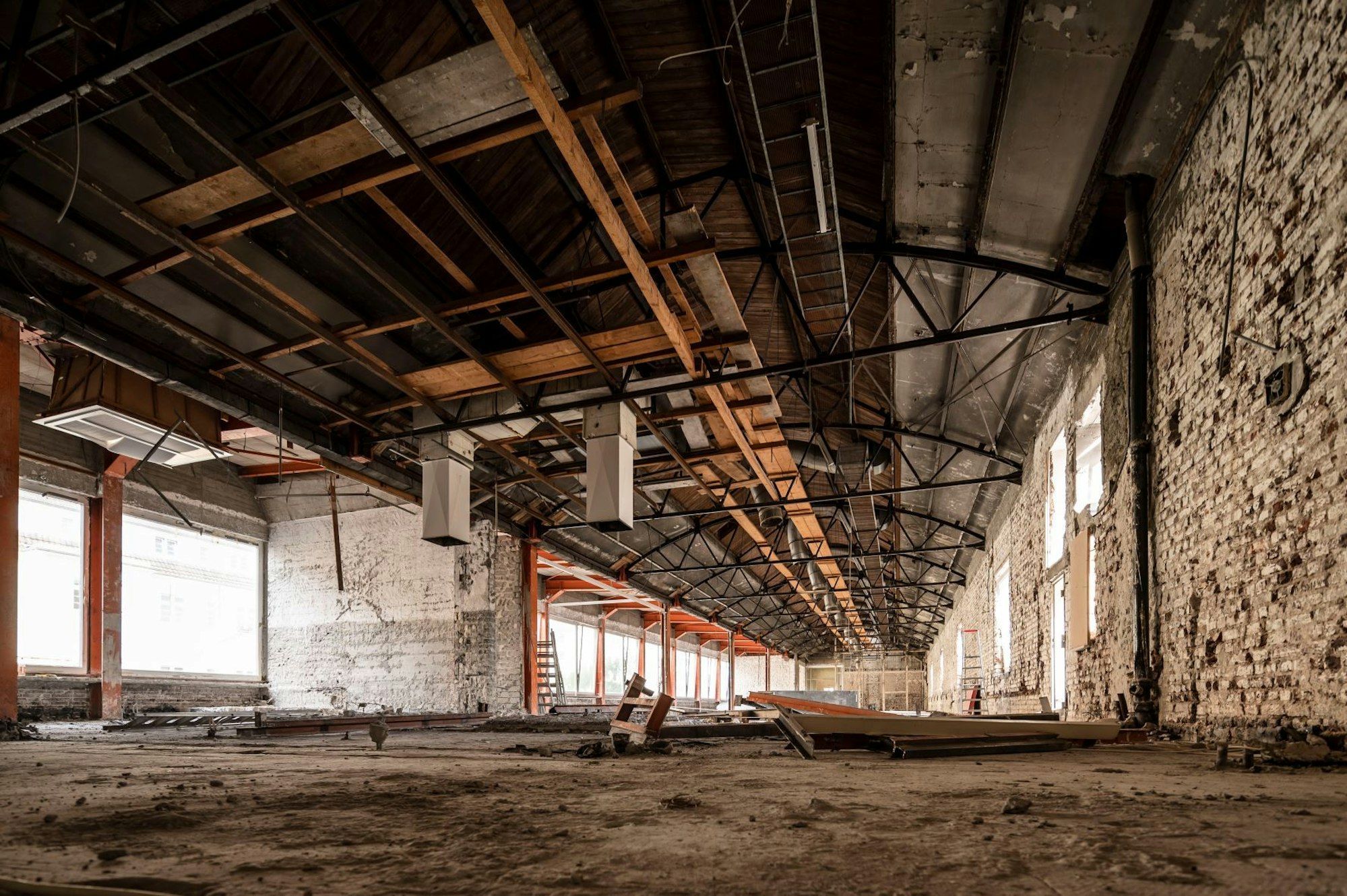 Das Bild zeigt eine entkernte Halle auf dem Clouth-Quartier.