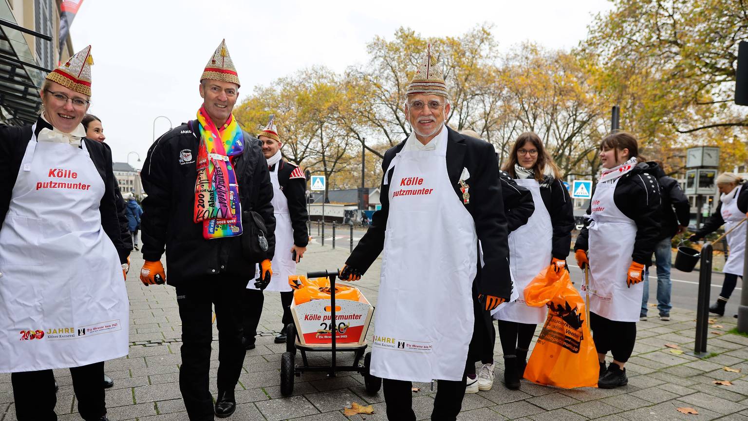 18.11.2022, Köln:Die Putzmunter Aktion der Karnevalsgesellschaft: "Die Grosse von 1823" in der Kölner Innenstadt.Foto:Dirk Borm