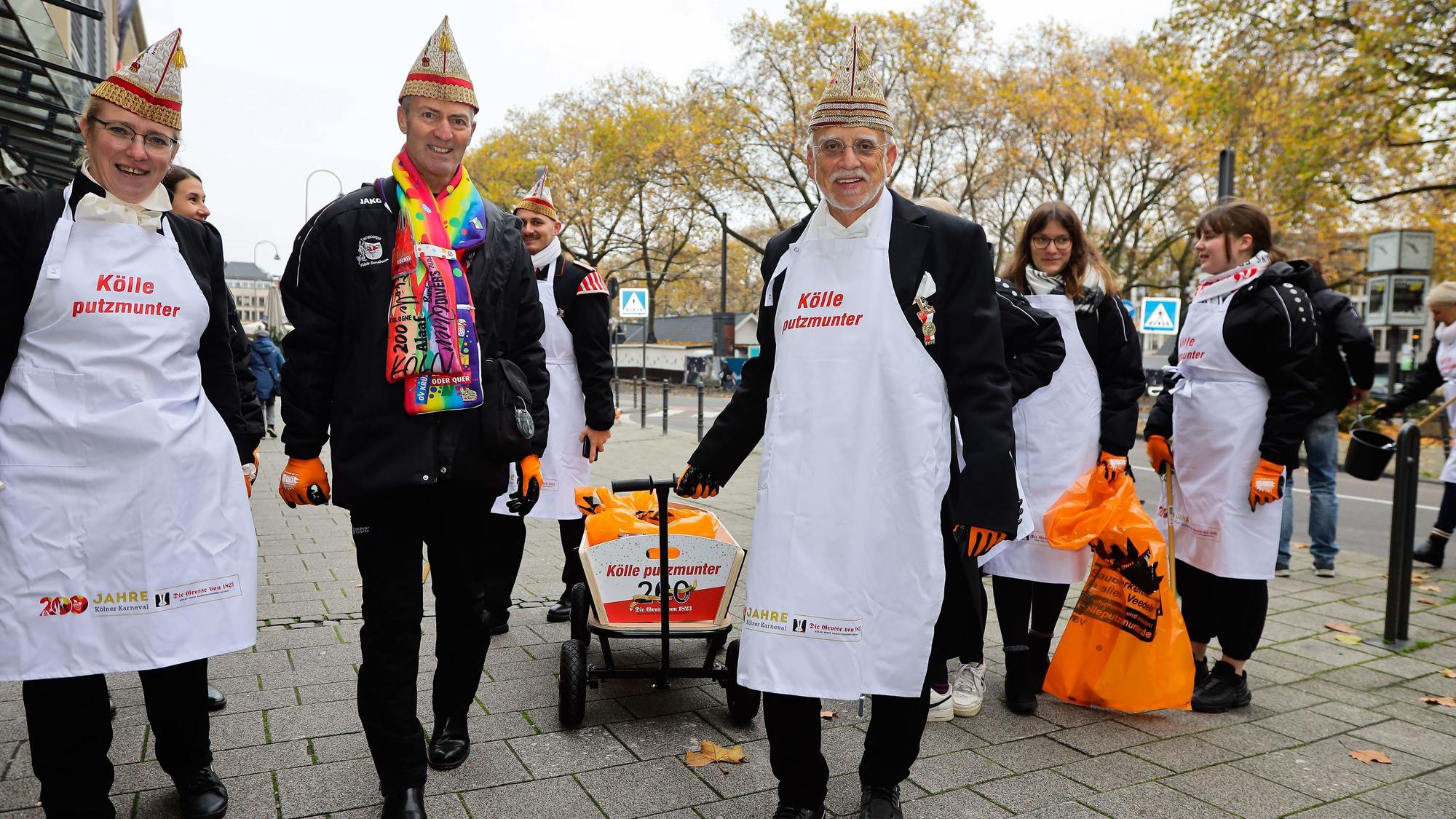 18.11.2022, Köln:Die Putzmunter Aktion der Karnevalsgesellschaft: "Die Grosse von 1823" in der Kölner Innenstadt.Foto:Dirk Borm