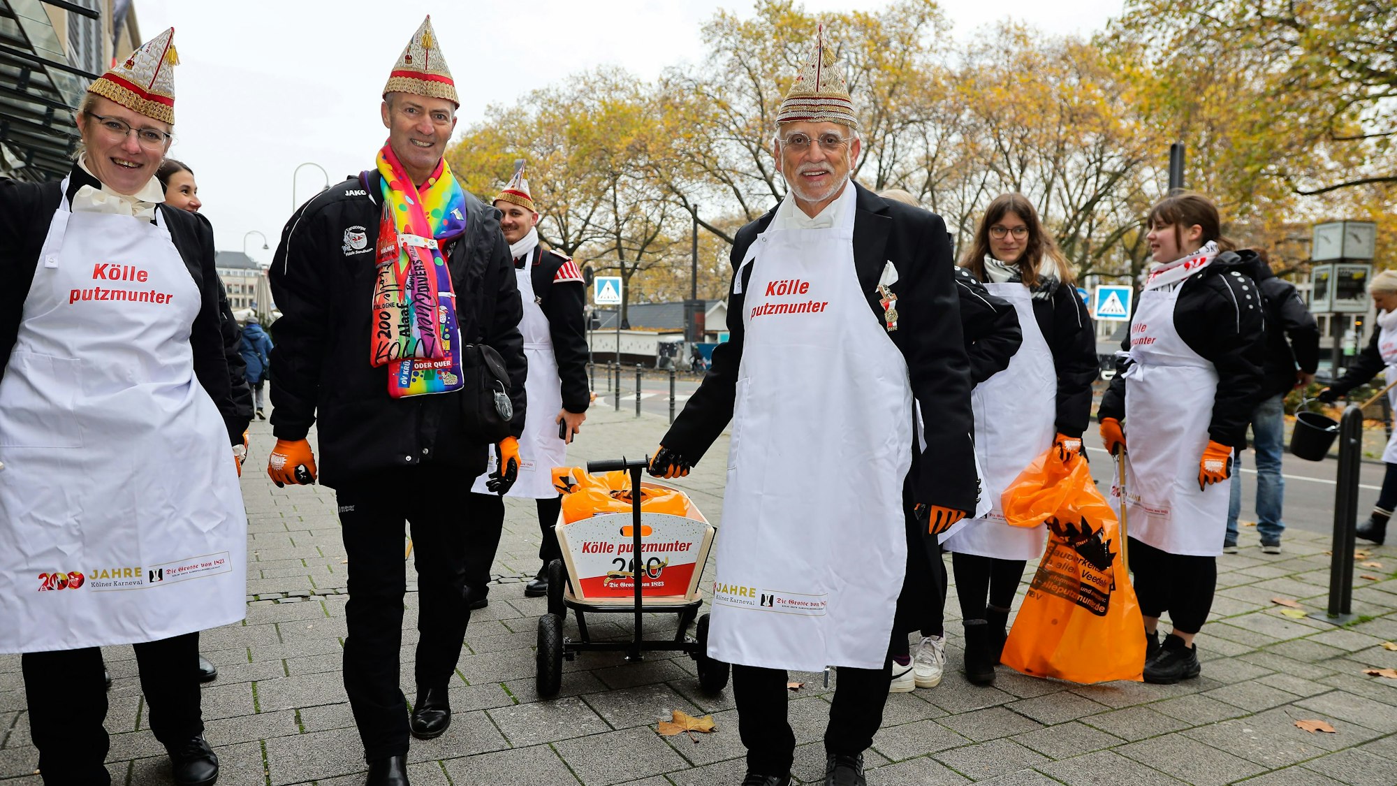 18.11.2022, Köln:Die Putzmunter Aktion der Karnevalsgesellschaft: "Die Grosse von 1823" in der Kölner Innenstadt.Foto:Dirk Borm