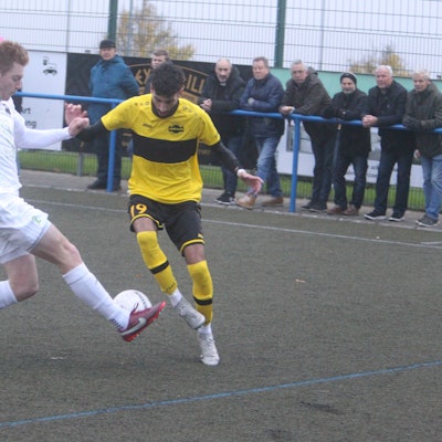Mohamed Dahas (rechts) vom SV Eintracht Hohkeppel führt den Ball, doch Jona Ehses vom FSV Neunkirchen-Seelscheid hindert ihn mit einem langen Bein am Vorbeikommen.