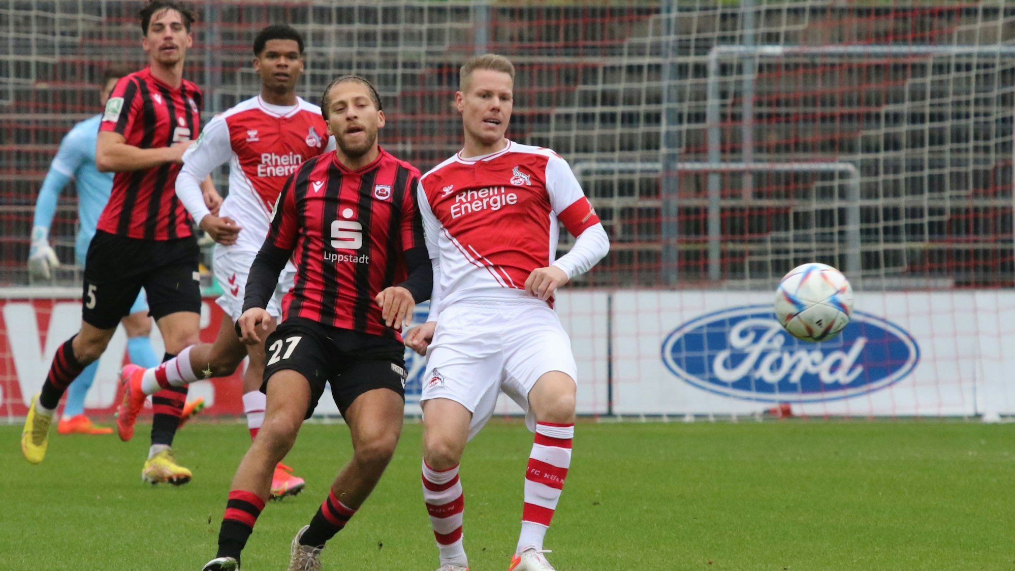 Ein Fußballspieler bedrängt seinen Gegner im Zweikampf und versucht, ihn den Ball wegzuspielen.