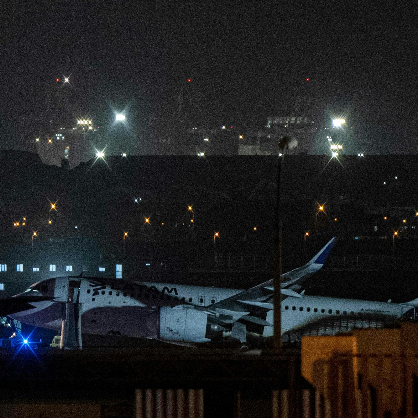 Der Airbus von Latam steht beschädigt auf der Startbahn auf dem Flughafen von Lima in der Nacht.