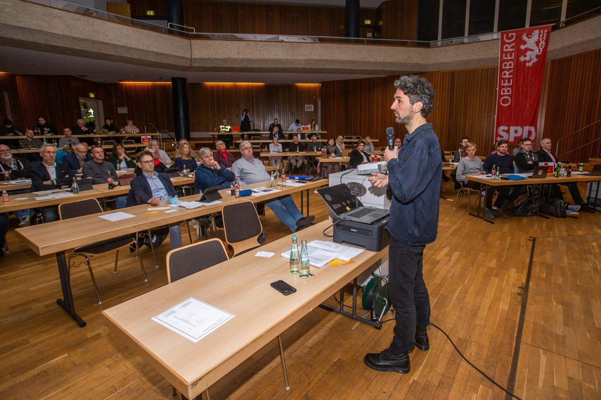 Der Buchautor Raphael Thelen steht im Kulturzentrum in Lindlar vor den Delegierten des SPD-Kreisparteitags. Er gilt als Experte in Sachen Klimawandel.