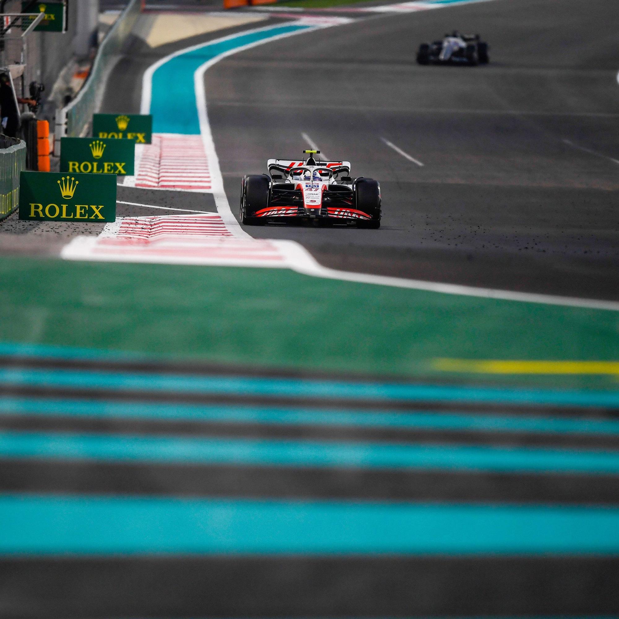 Mick Schumacher im Haas-Boliden bei einem F1-Rennen in Abu Dhabi.