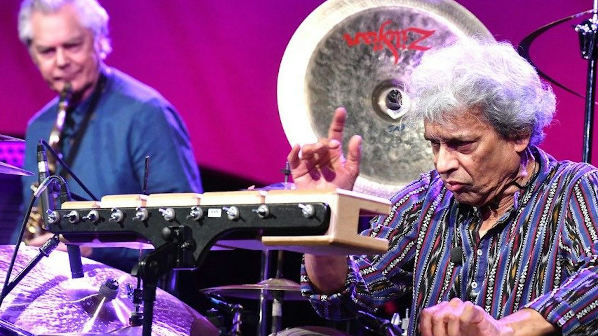 Der norwegische Jazz-Saxofonist Jan Gabarek (l.) gastierte bei den 43. Leverkusener Jazztagen im Erholungshaus. Mit dabei war Percussionist Trilok Gurtu (r.).