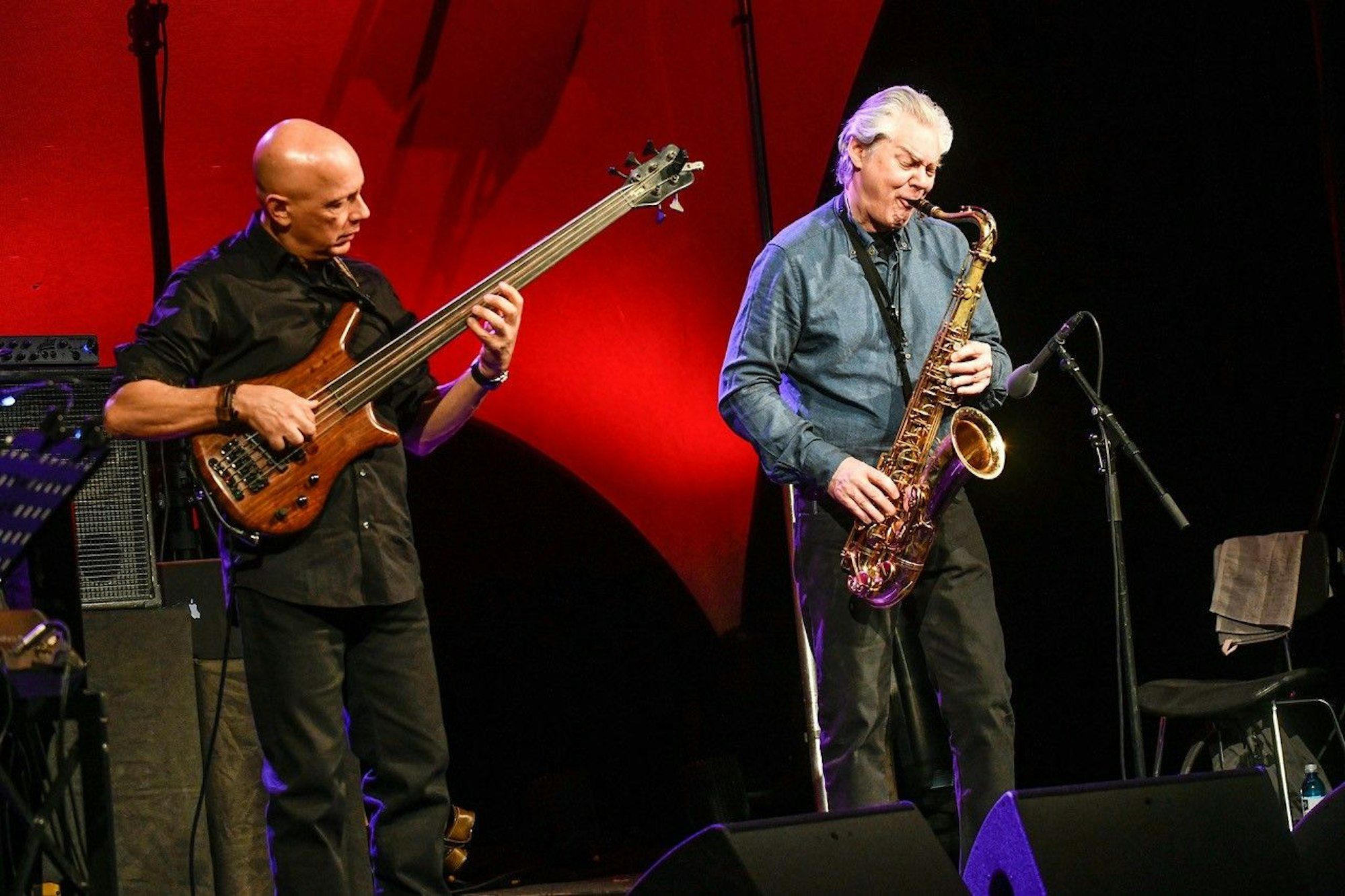 Der norwegische Jazz-Saxofonist Jan Gabarek (r.) gastierte bei den 43. Leverkusener Jazztagen im Erholungshaus. Mit dabei war auch Bassist Yuri Daniel (l.)