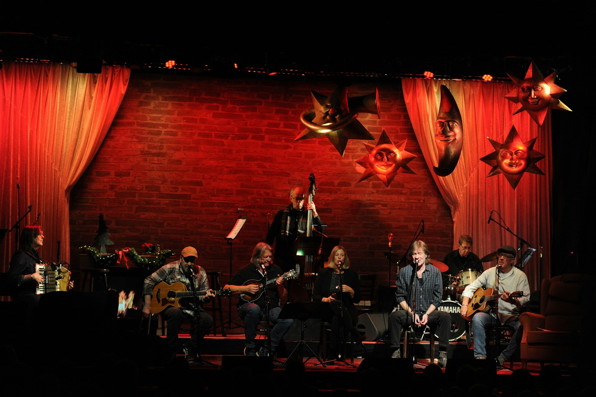 Das musikalische Ensemble der "Kölschen Weihnacht" auf der Bühne des weihnachtlich dekorierten Eltzhof in Porz.